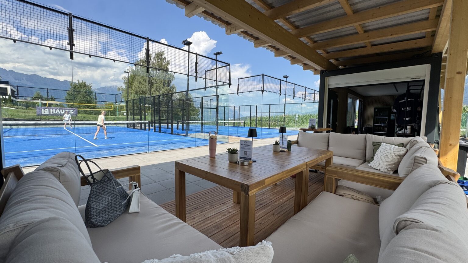 Lounge mit Blick auf die Courts