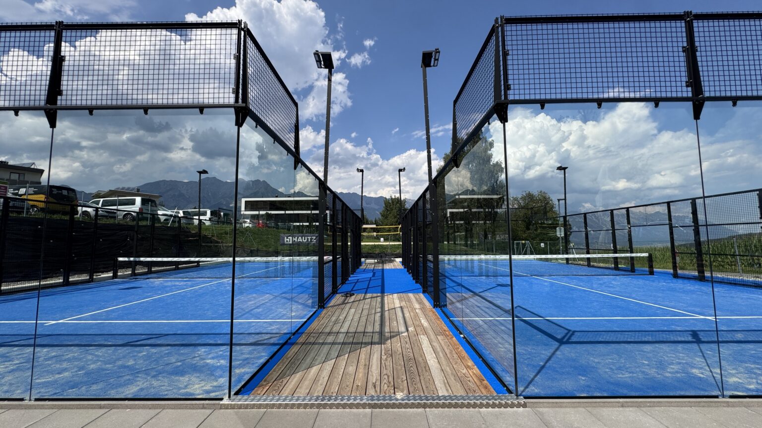 Blick auf die beiden Padel Courts
