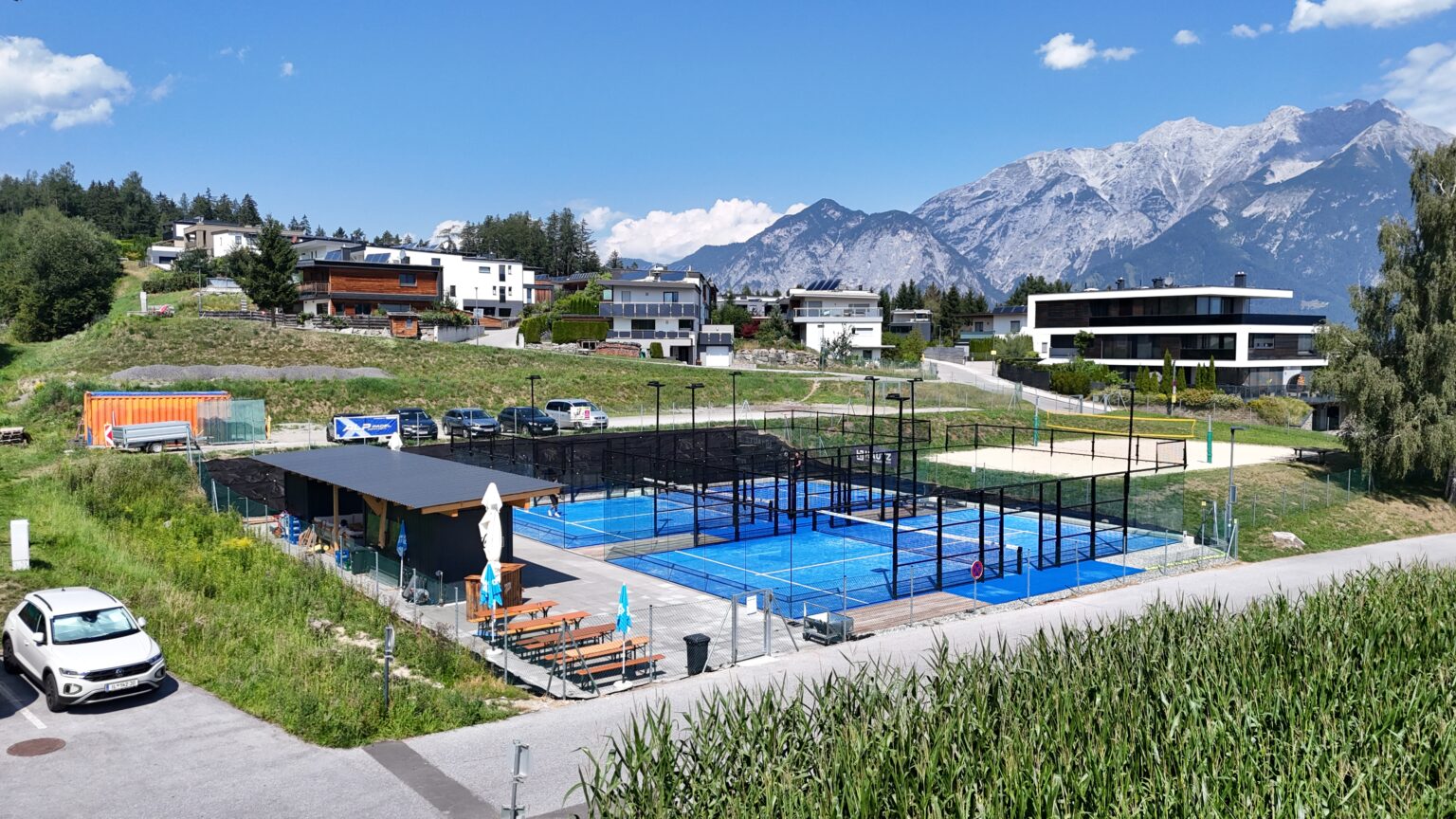 Padel Anlage Mutters mit Blick auf die Tiroler Alpen
