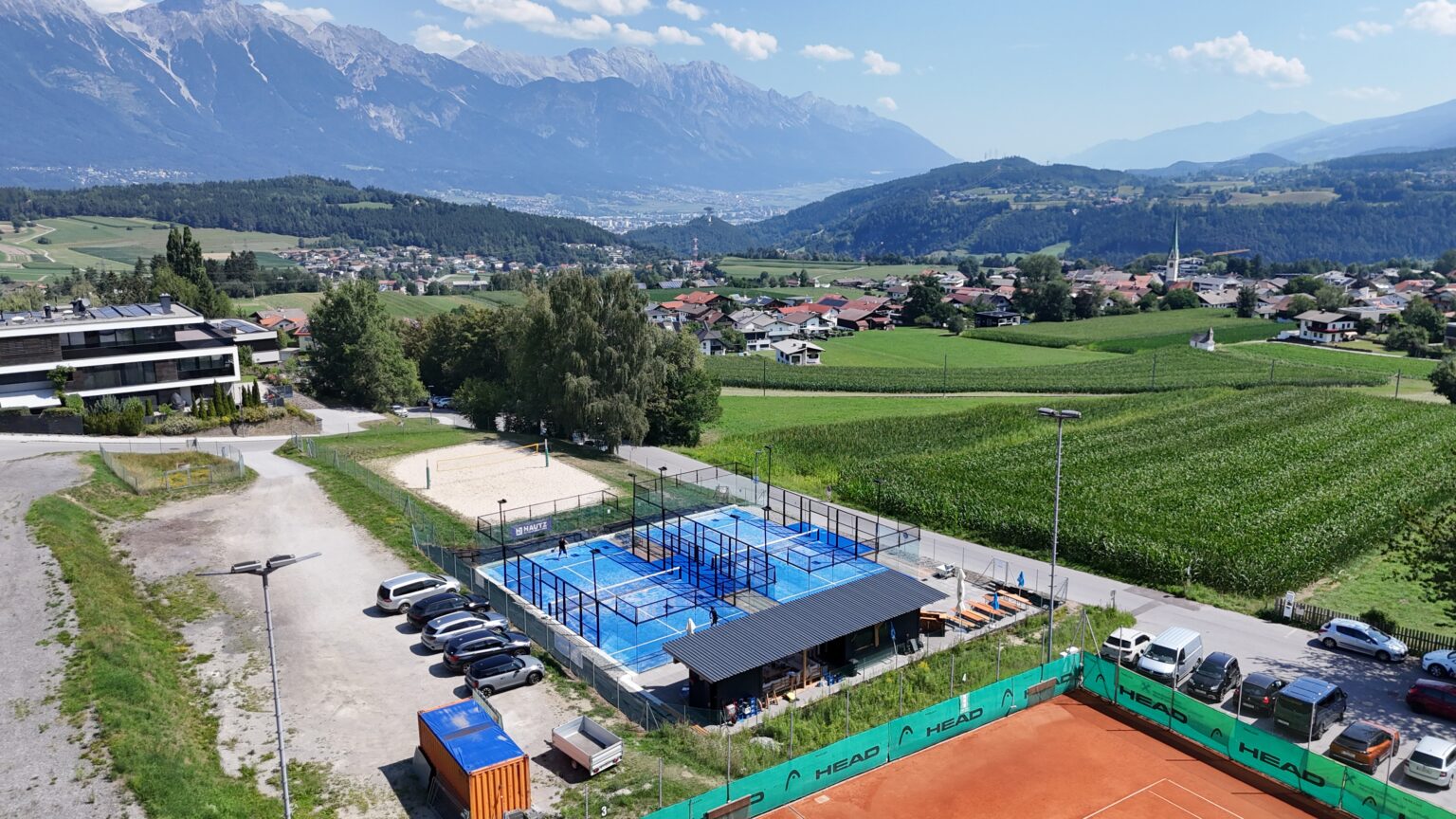 Luftaufnahme der Padel Anlage in Mutters