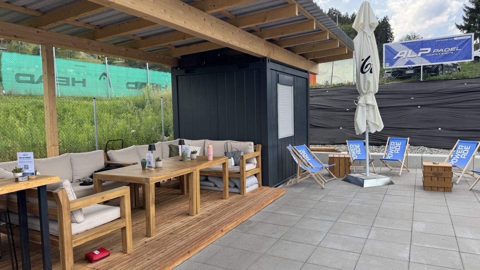 Terrasse und Chill Area der Anlage